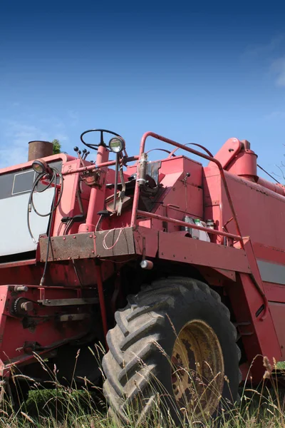 Parte Anteriore Una Mietitrice Rossa Ferma Campo Agricolo Nel Wiltshire — Foto Stock