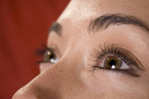 Primer Plano Los Ojos Las Mujeres Sobre Fondo Rojo — Foto de Stock