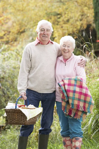 Seniorenpaar Mit Picknickkorb Herbstwald — Stockfoto