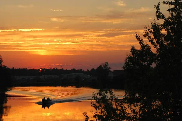 Zwei Fischer Kommen Bei Sonnenuntergang Nach Hause — Stockfoto