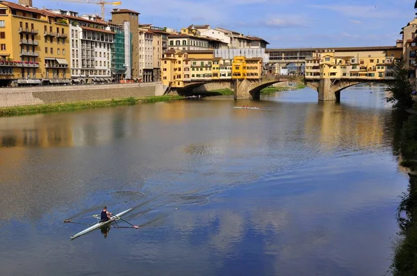 Vecchio Brug Florence Italië Met Roeister Passerende — Stockfoto