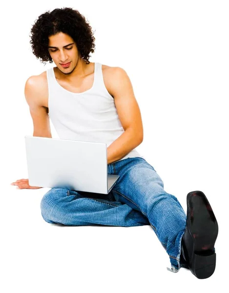Людина Використовує Ноутбук Позує Ізольовано Над Білим — стокове фото