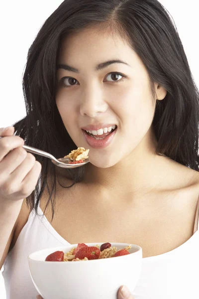 Mujer Joven Comiendo Tazón Cereal Saludable Para Desayuno Estudio — Foto de Stock
