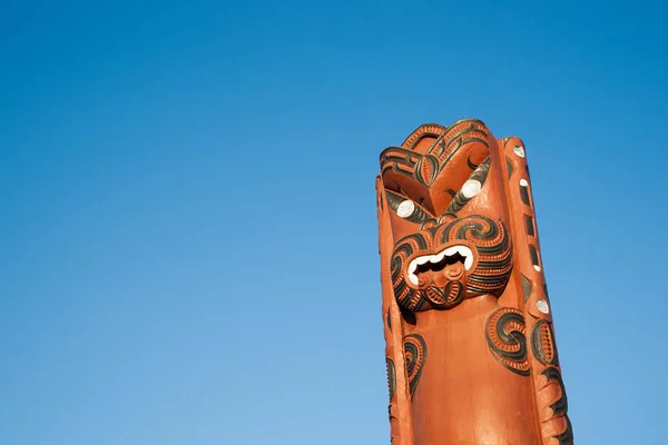 Traditional Carved Maori Pole Face Tongue Protruding — Stock Photo, Image