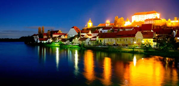 プトゥイ町とドラーヴァ川リバー フロント夕景 北スロベニア — ストック写真