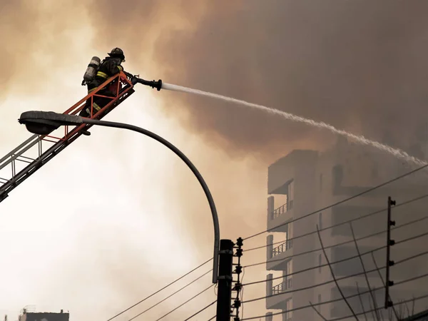 Ardiendo Ciudad Bombero Apagando Fuego — Foto de Stock
