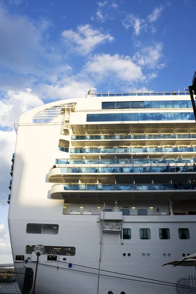 Afbeelding Van Een Chip Aangemeerd Bij Sydney Opera Quay — Stockfoto