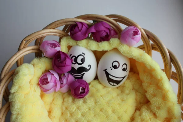Яйця Милим Обличчям Фотографія Вашого Дизайну Два Яйця Жовтій Тканині — стокове фото