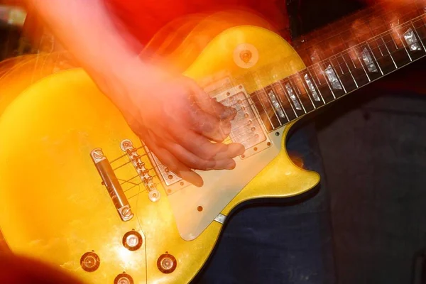 Motioneffect Bir Rock Konserinde Bir Gitarist Closeup — Stok fotoğraf