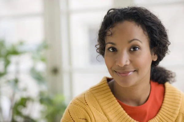 Retrato Una Joven Sonriente Hermosa Mujer Afroamericana — Foto de Stock