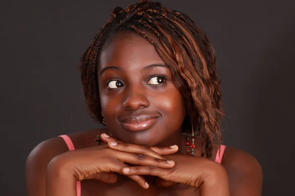 Retrato Uma Bela Jovem Africana — Fotografia de Stock