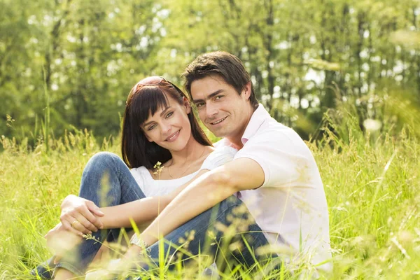 Couple Couché Dans Herbe Souriant Étreignant — Photo