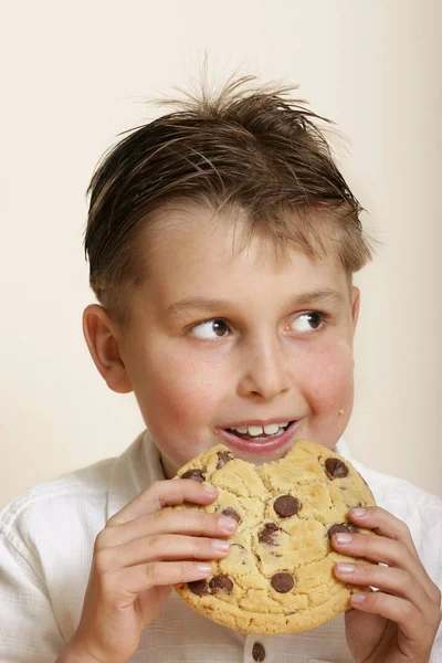 Jongen Met Een Zeer Grote Choc Chip Cookie — Stockfoto