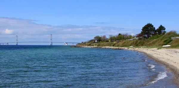 Hermosa Vista Una Costa Danesa Mar Con Famoso Puente Fgreat — Foto de Stock