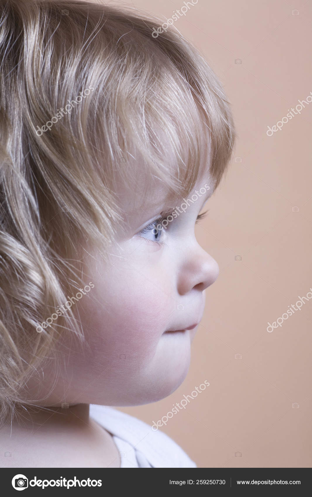 Fotos de Perfil menina criança, Imagens de Perfil menina criança sem  royalties