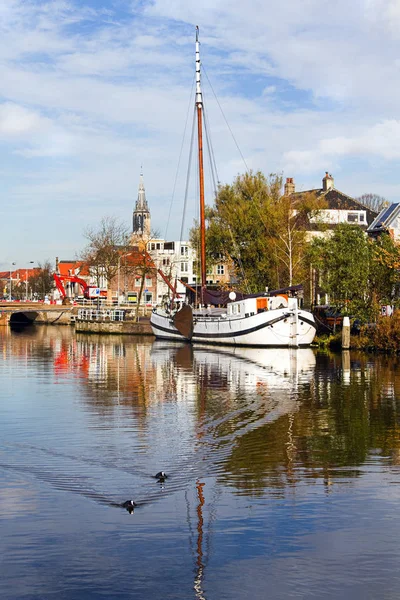 Canal Delft Nederländerna Med Churchtower Gammalt Segelfartyg Och Reflektion Vertikal — Stockfoto
