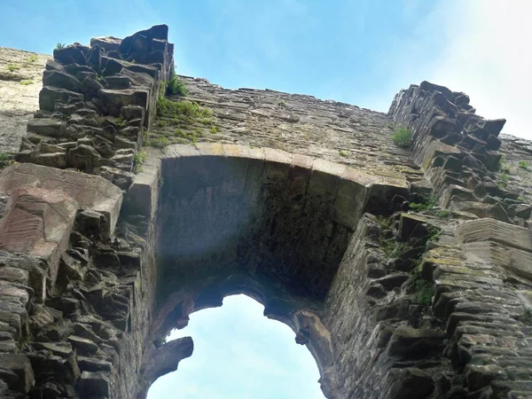 Una Foto Della Finestra Conwy Castle Dopo Una Leggera Pioggia — Foto Stock