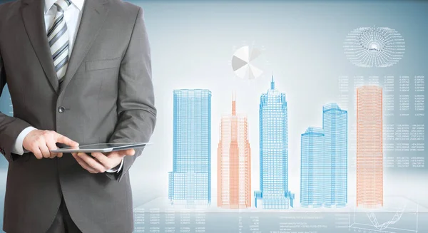 Geschäftsmann Mit Tablet Vor Dem Hintergrund Der High Tech Hochhäuser — Stockfoto