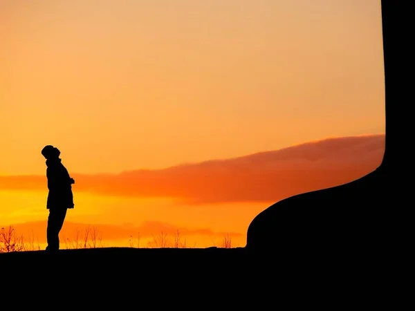 Silhouette Young Man Looking Angel North Sculpture Sunset — Stock Photo, Image