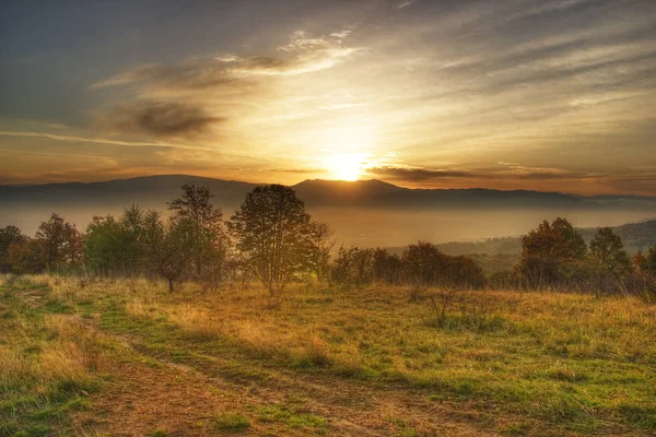 Auringonnousu Tarcu Vuorelta Romania — kuvapankkivalokuva