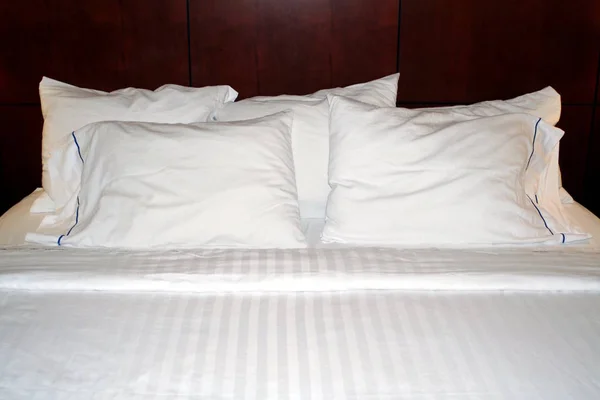 Кровать Отеле Чистым Белым Бельем — стоковое фото