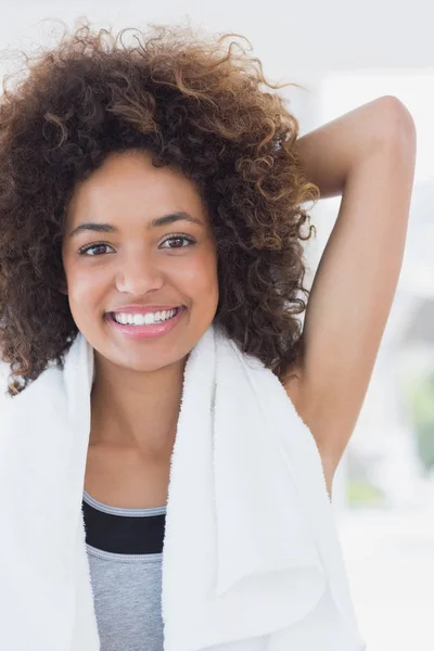 Retrato Una Joven Deportista Que Extiende Mano Gimnasio — Foto de Stock