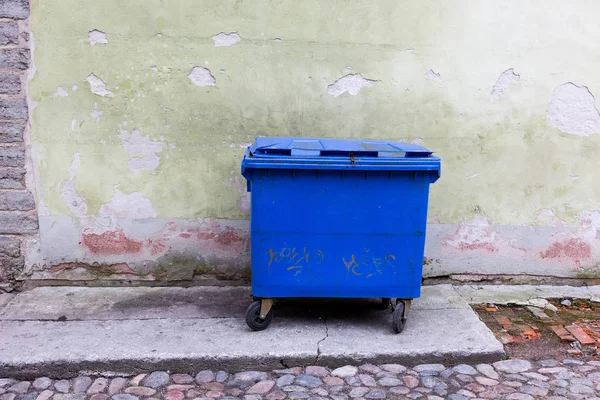 Basurero Azul Contra Una Pared Verde Brillante Limpieza Reciclaje Ciudad — Foto de Stock