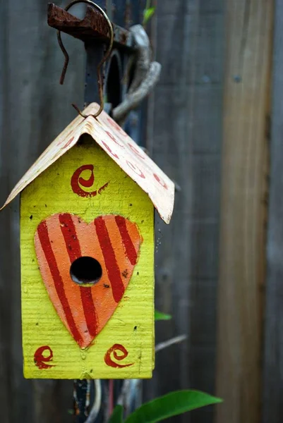 心を持つ明るい黄色の鳥の家 — ストック写真