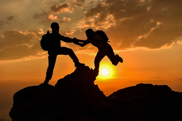 Rotsklimmen Touw Succes Van Groep Klimmen Vriendelijk Liefde Concept Klimmers — Stockfoto