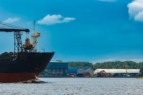 商品进口 大型蓝色货船迁往里加港 — 图库照片