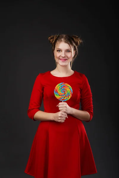 Retrato Una Joven Hermosa Sonriente Vestido Rojo Con Gran Caramelo —  Fotos de Stock
