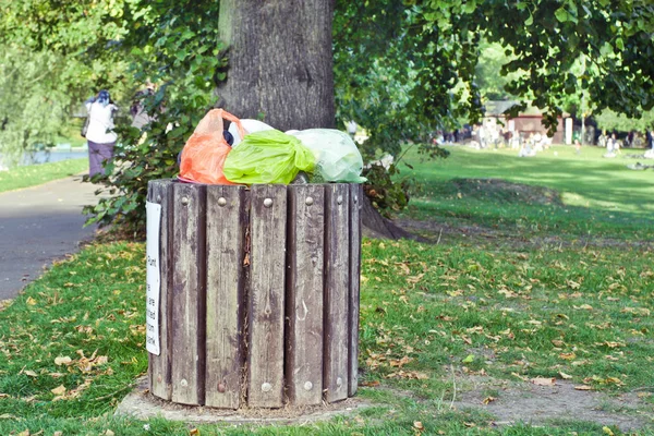 Überquellende Mülltonnen Einem Öffentlichen Park — Stockfoto