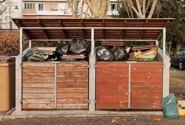 Mülltonnen Quellen Über Wenig Container Oder Antisoziales Verhalten — Stockfoto