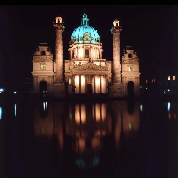 Karlskirche Gece Viyana — Stok fotoğraf