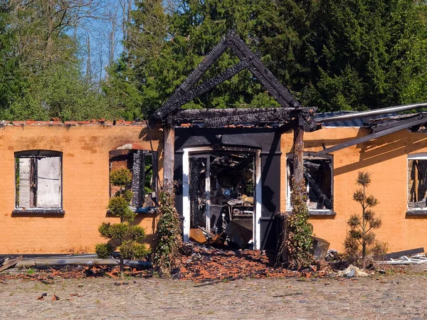 Szczegóły Ruin Pozostałości Spalone Zniszczone Przez Pożar Domu — Zdjęcie stockowe