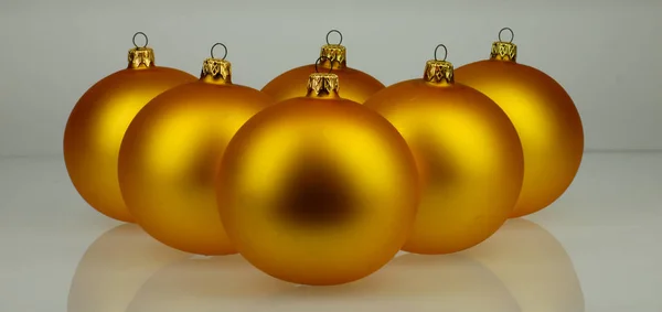 Altın Noel Topları Parlak Yakından Izlenen Hafif Bir Arka Plan — Stok fotoğraf