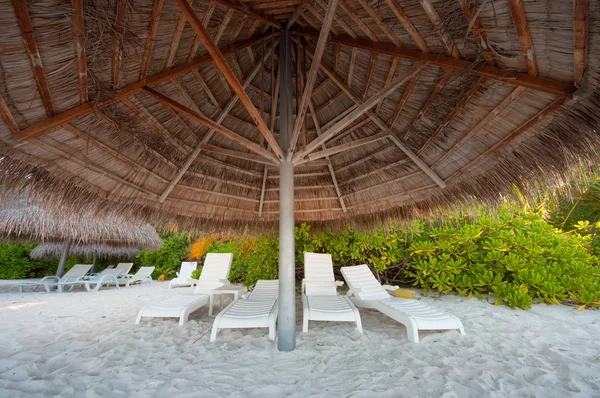 Ombrellone Paglia Una Spiaggia Delle Maldive — Foto Stock