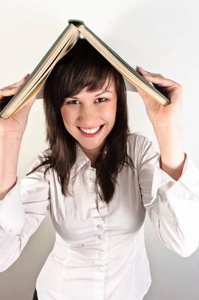 Estudante Menina Segurando Livro Sua Cabeça — Fotografia de Stock