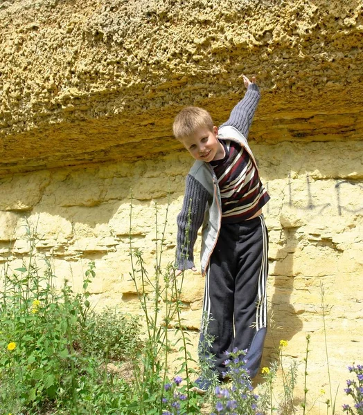 Niño Sonriente Contra Roca Amarilla — Foto de Stock