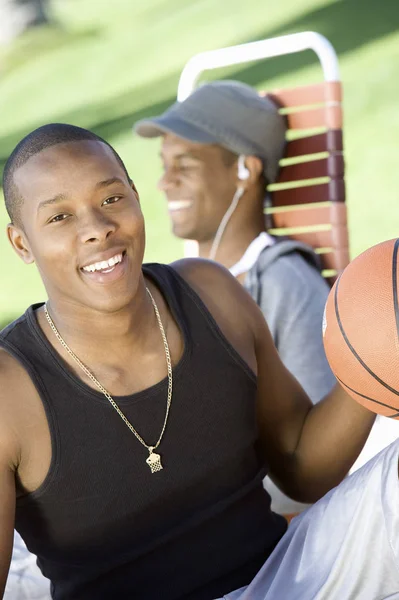 Молодий Чоловік Тримає Баскетбол — стокове фото