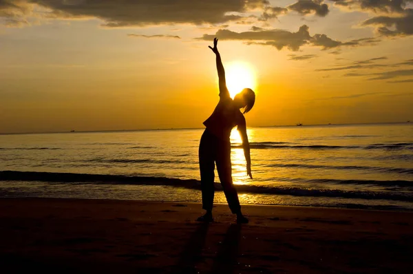 Siluett Kvinna Yoga Stranden — Stockfoto