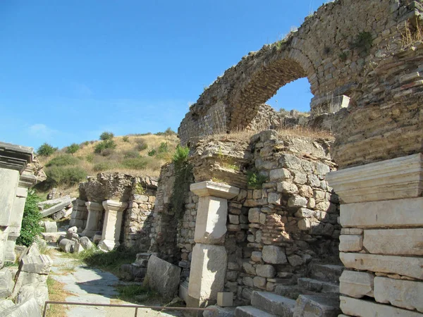 Ruïnes Van Een Oude Griekse Stad Achtergrond Van Heuvels Groene — Stockfoto