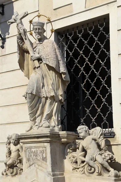 Una Estatua Johannes Nepomuk Frente Una Escuela Católica Privada Baja —  Fotos de Stock
