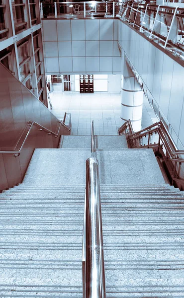 Лестница Которой Человек Подняться Спуститься — стоковое фото