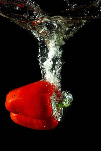 Gekleurde Rode Paprika Water Spatten Zwarte Achtergrond — Stockfoto