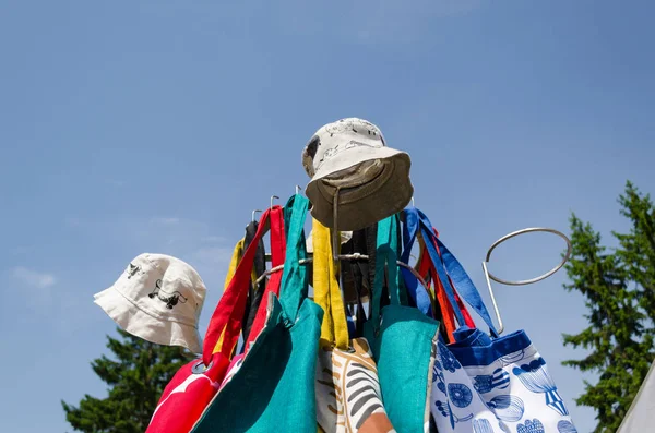 リネン手縫うキャップと青い空を背景に公正なスタンド バッグ — ストック写真