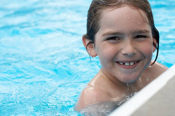 Een Jongen Glimlachend Het Zwembad — Stockfoto