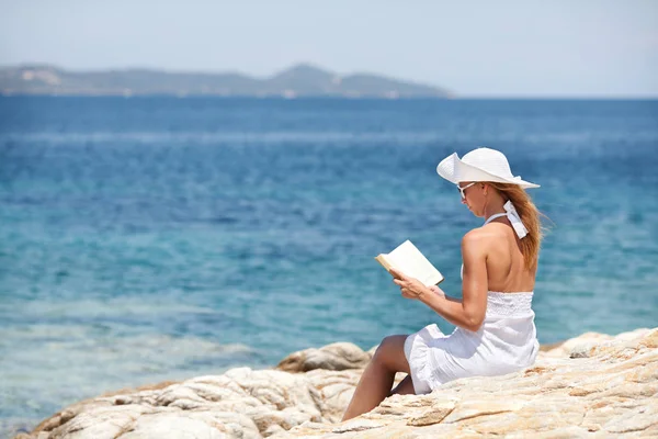 Giovane Bella Donna Leggere Libro Rilassarsi Sulla Spiaggia — Foto Stock