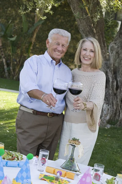 Senior Couple Toasting Vin — Photo