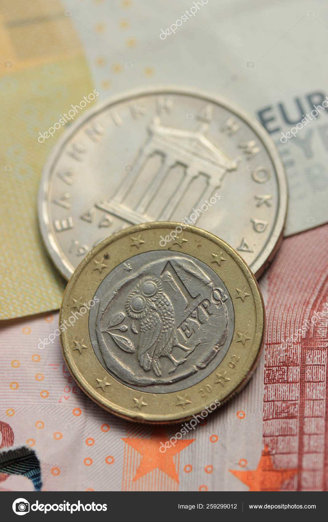 希腊德拉克马与欧元硬币面值的纸币上——图库图片© YAYImages #259299012